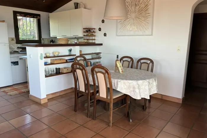 Tisch im Wohnzimmer neben der Küchentheke