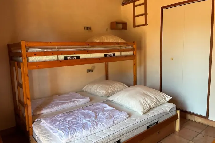 Zimmer mit Stockbett und Doppelbett