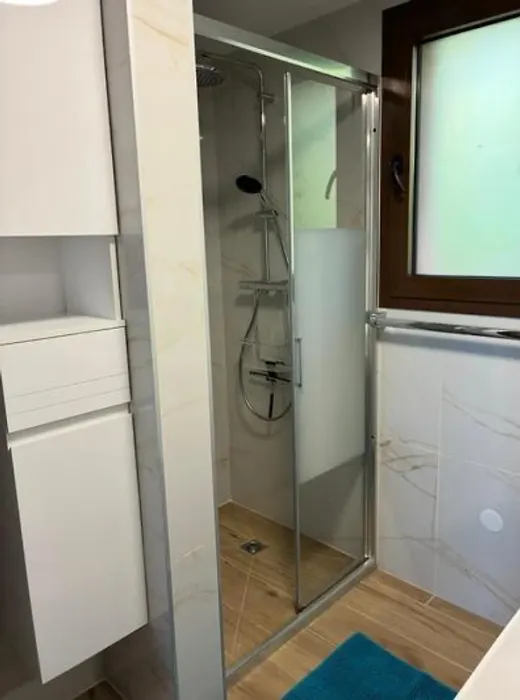 Dusche und Badschrank